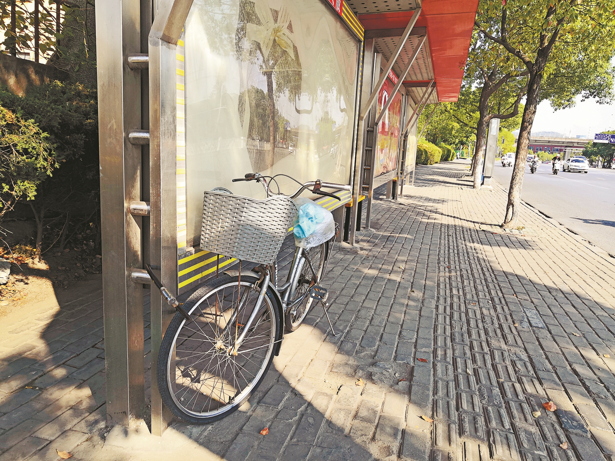市民反映自行車常年鎖在公交站臺
