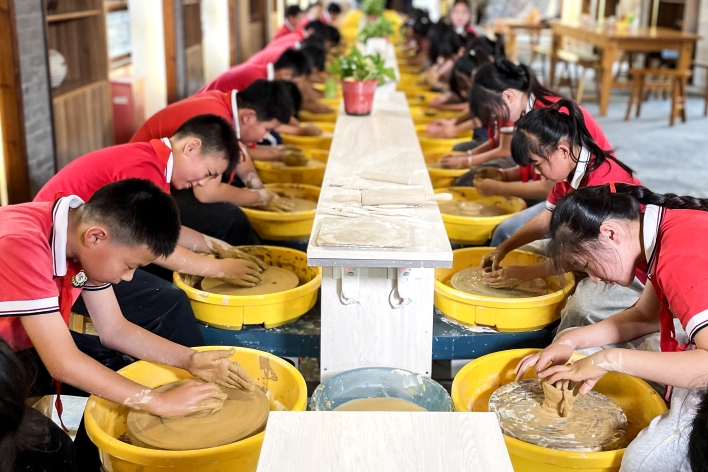 體驗制陶技藝 弘揚傳統文化
